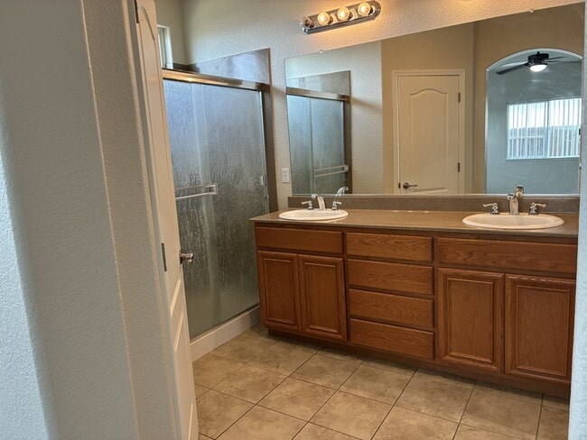 Building Photo - 3197 Dinkey Creek Ave