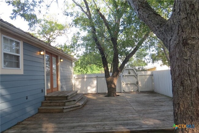 Building Photo - 202 S Mesquite St