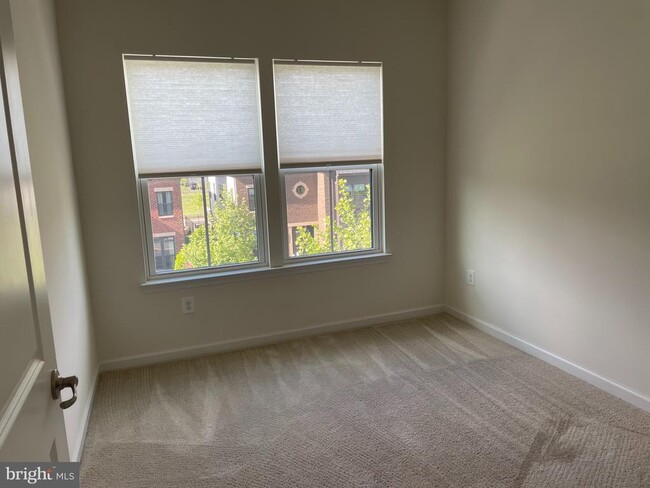 Building Photo - 43373 Southland St