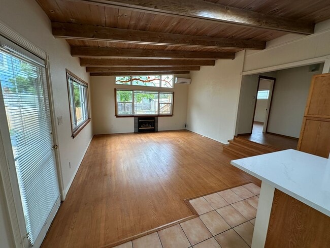 Building Photo - 2 bedroom 1.5 bath house