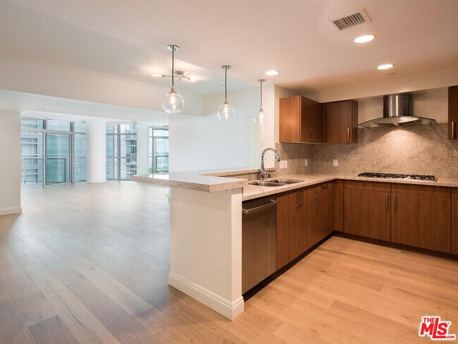 Building Photo - 13650 Marina Pointe Dr