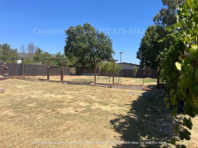 Building Photo - Lovely home on large lot down a private la...