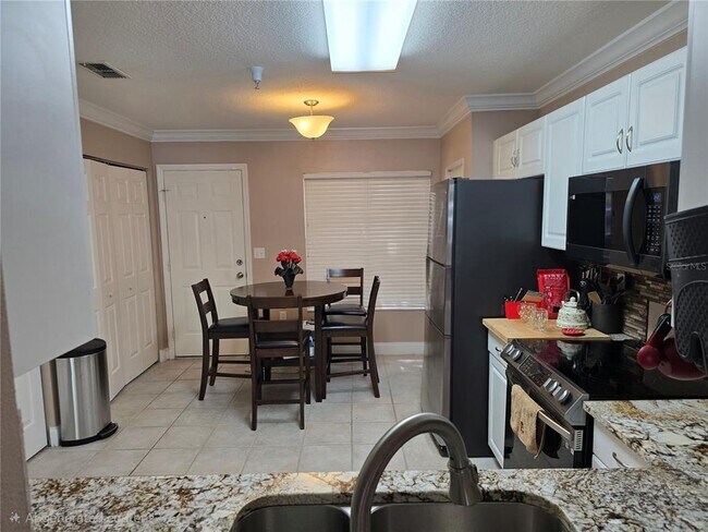 Building Photo - 2636 SW 35th Pl