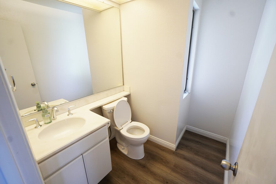 Main level bathroom - 712 Vallejo Villas