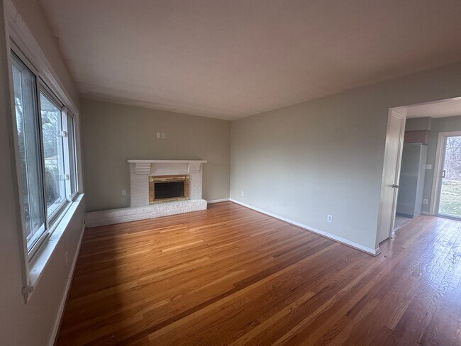 Building Photo - 3 bed, 2 full bath House in 40218 - $2,000/month