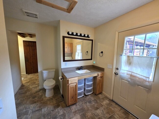 Building Photo - Cozy 3BR/2BA Cabin with Stunning Mountain Views