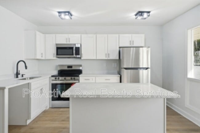 Building Photo - 2065 E Ocean View Ave