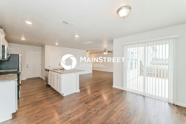 Building Photo - 4 Bedroom Pet-Friendly Home in KNOXVILLE, TN with Main Street Renewal