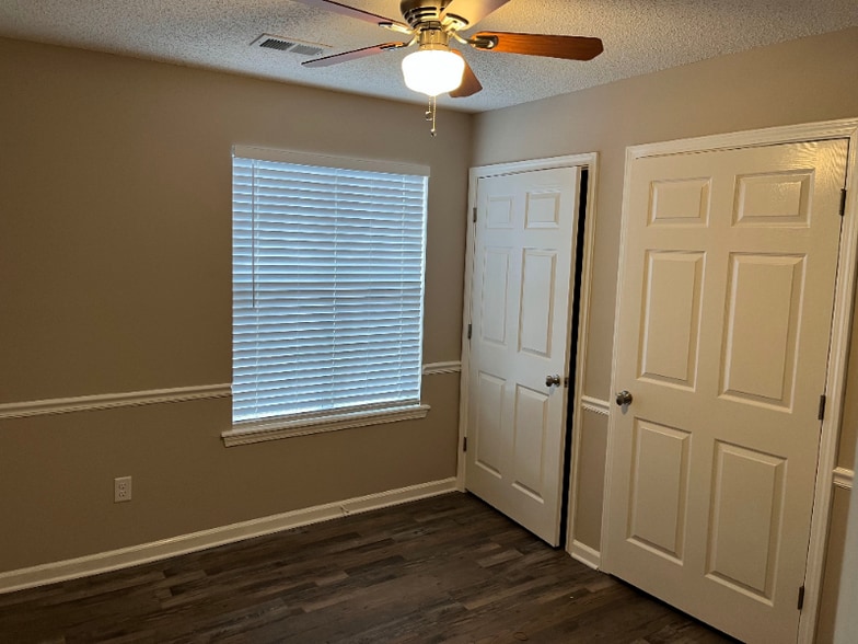 Building Photo - 15 Ariel Dr