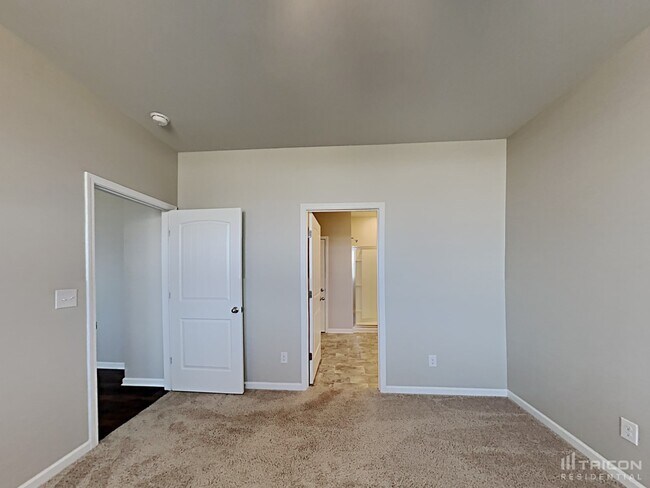 Building Photo - 2082 Sunflower Dr