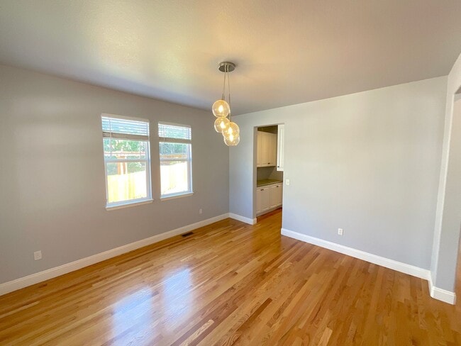Building Photo - 6 Bedroom Home Available Near North Gate B...