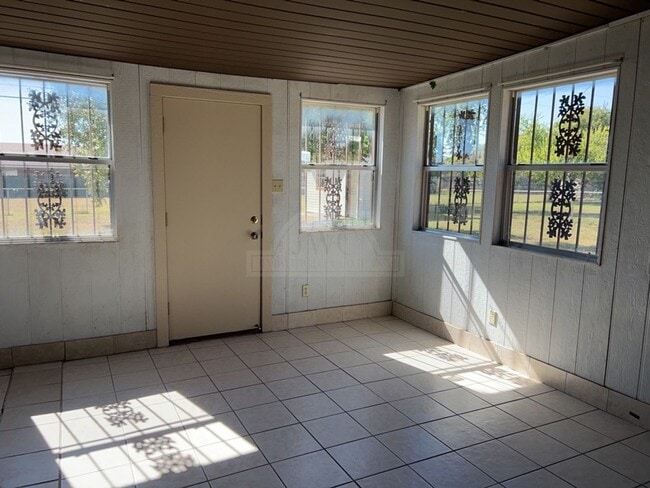 Building Photo - 3808 Peaks Dr