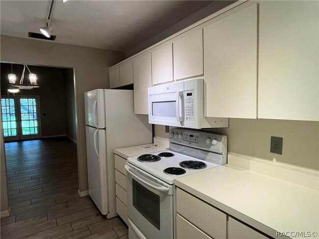 Building Photo - 600 E Gilchrist Ct