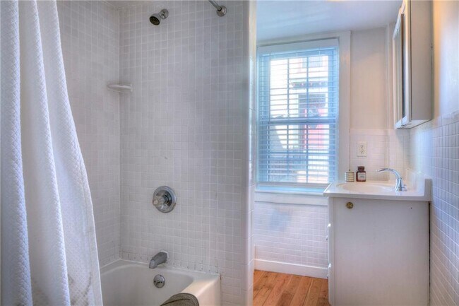 Building Photo - 37 William St