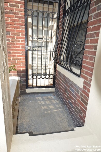 Building Photo - 240 Kelton St