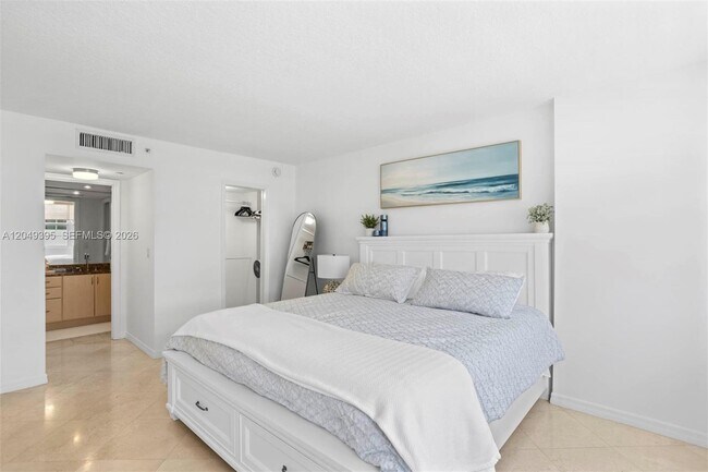 Building Photo - 6917 Collins Ave
