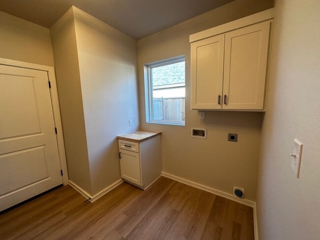 Building Photo - Stunning 3 bedroom Wolfforth - Pre lease f...