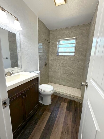 Building Photo - 828 Horseshoe Dr