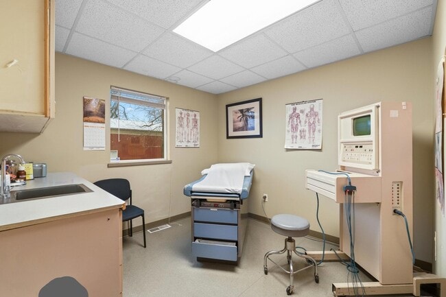 Building Photo - 107 E Holland Ave