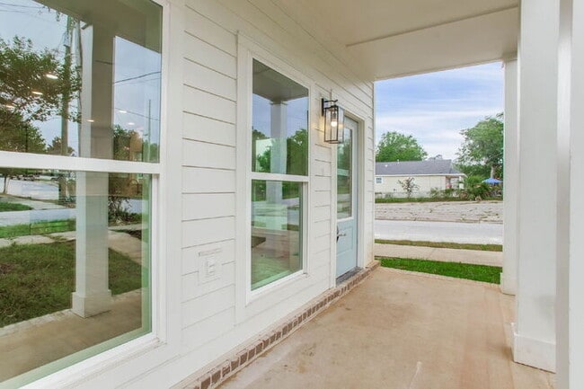 Building Photo - Build in 2025, 3 bed 3 bath near downtown!