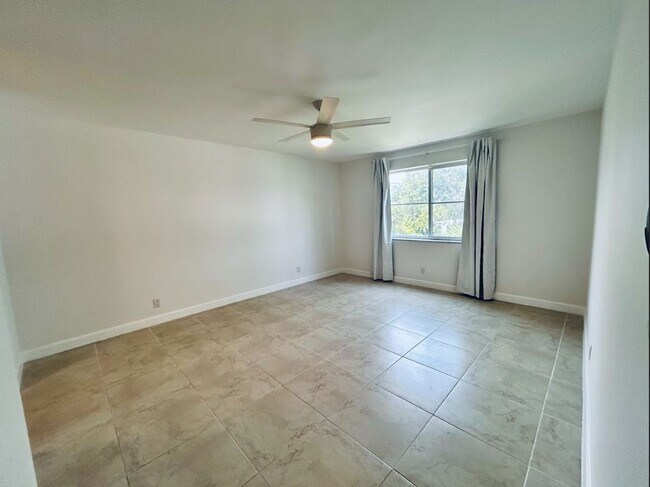 Building Photo - Large Updated 1 Bedroom 1.5 Bath Condo - Steps from Fort Lauderdale Beach!