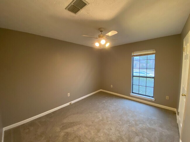 Building Photo - 1607 Salisbury Pl