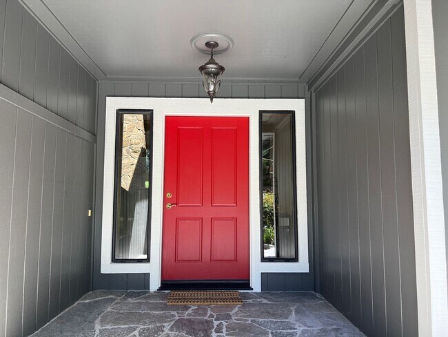 Building Photo - Gorgeous Lakeridge Shores Home Available Now