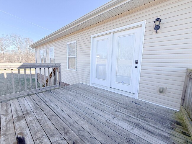 Building Photo - Spacious 4-Bedroom Home with Large Yard and Dual Garages in Cookeville