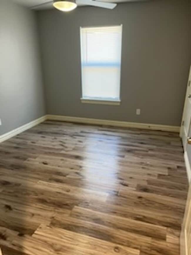 Building Photo - 3 bedroom Duplex with move in special