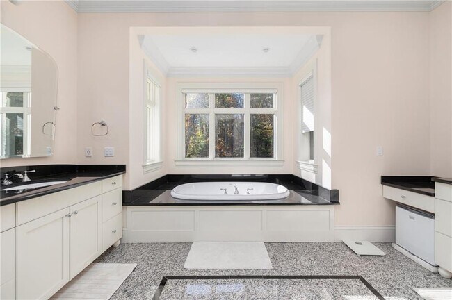 Building Photo - 524 Tillinghast Rd