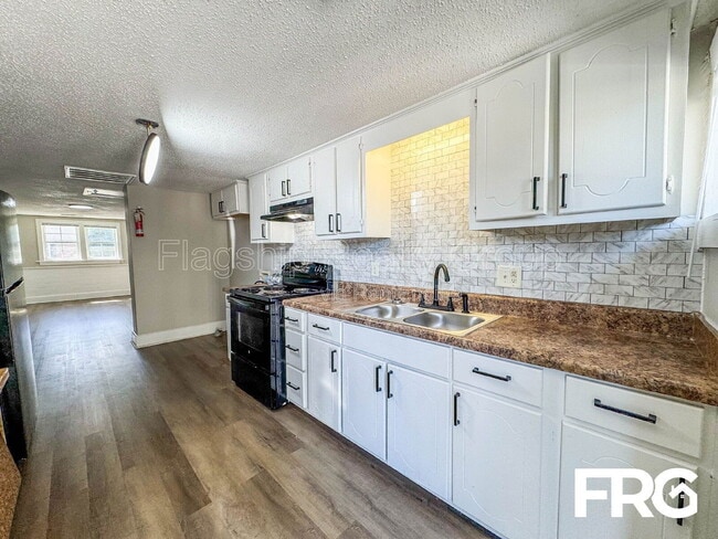 Building Photo - 600 Howell St