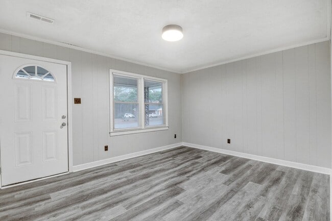 Building Photo - MOVE-IN READY! 3 BR, 1 BA Brick Ranch *EXCELLENT Wayne Mem. Drive Location!*