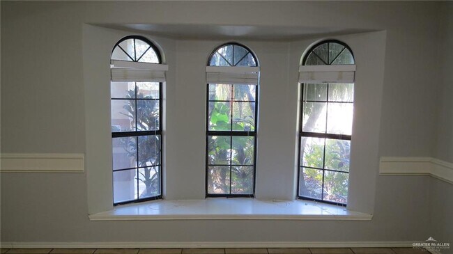 Building Photo - 1414 W Del Mar St