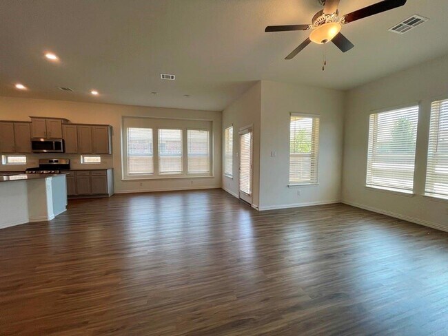 Building Photo - 205 Baralo St