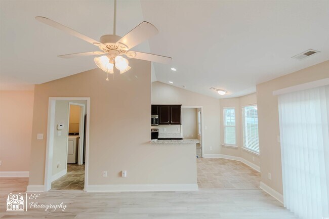 Building Photo - 246 Macarthur Dr