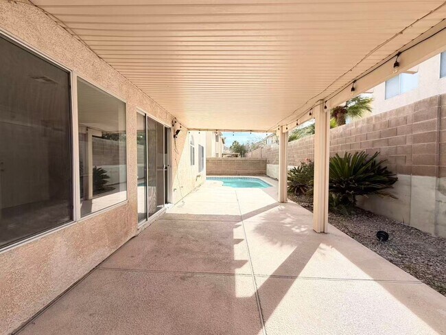 Building Photo - Beautifully renovated and move-in ready home located in the heart of Green Valley