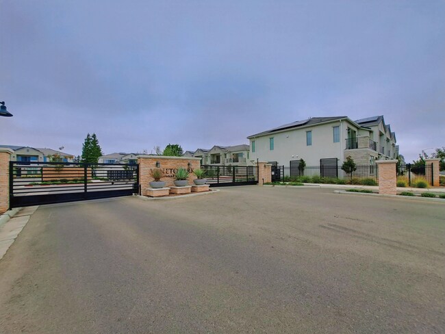 Building Photo - Experience Comfort and Style in This Venet...