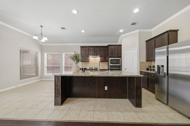 Building Photo - 2206 Ascot Ln