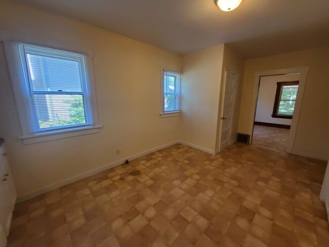 Building Photo - 140 Moir St