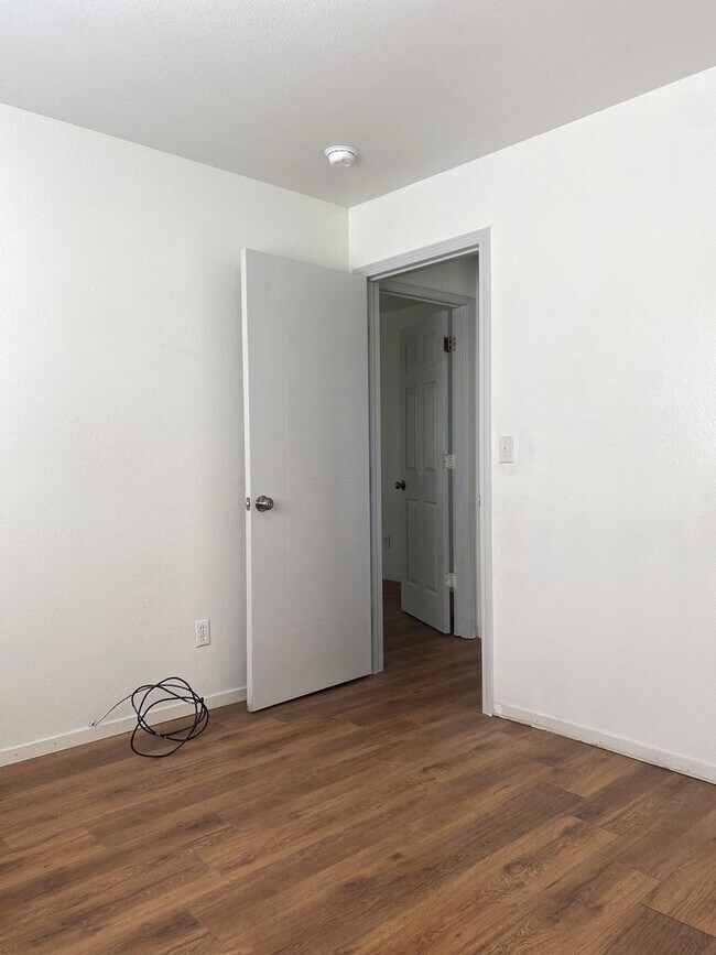 Building Photo - Don’t Miss Out on this 3/2.5 home