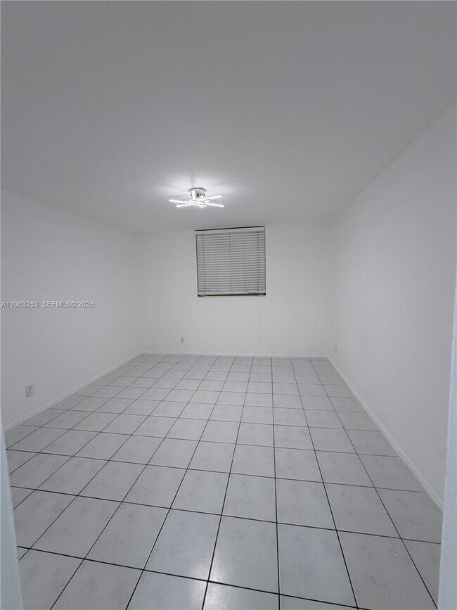 Building Photo - 1913 S Ocean Dr