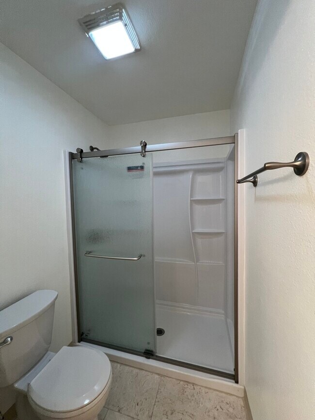 Building Photo - Townhome in the heart of Norwalk!