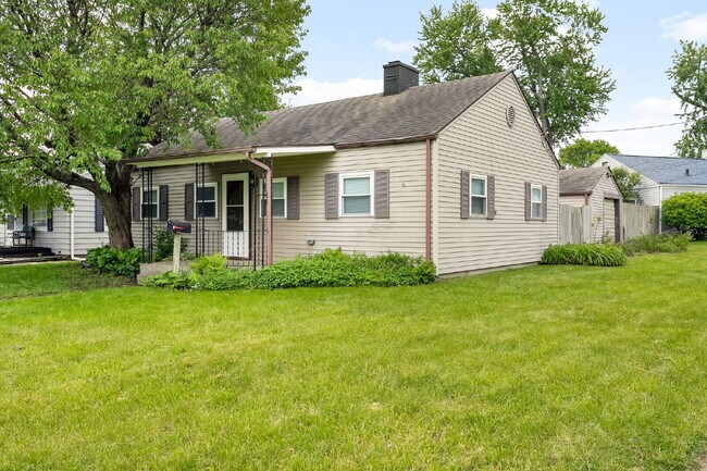 Building Photo - 402 E Chippewa Ave