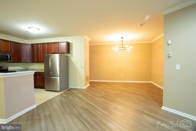 Building Photo - 350 W Elm St