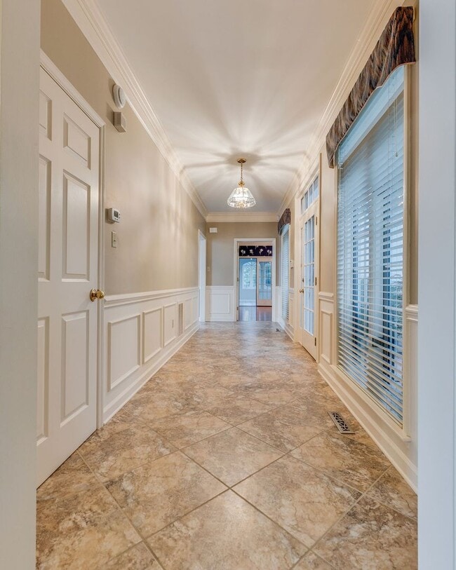 Building Photo - Experience lakefront living at its finest in the heart of East TN