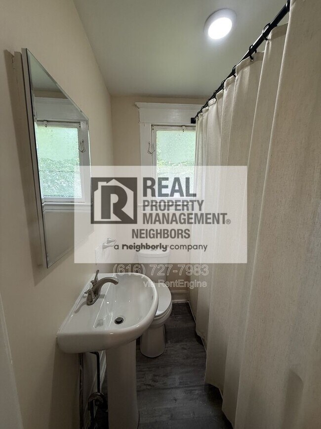 Building Photo - 216 Lafayette Ave NE