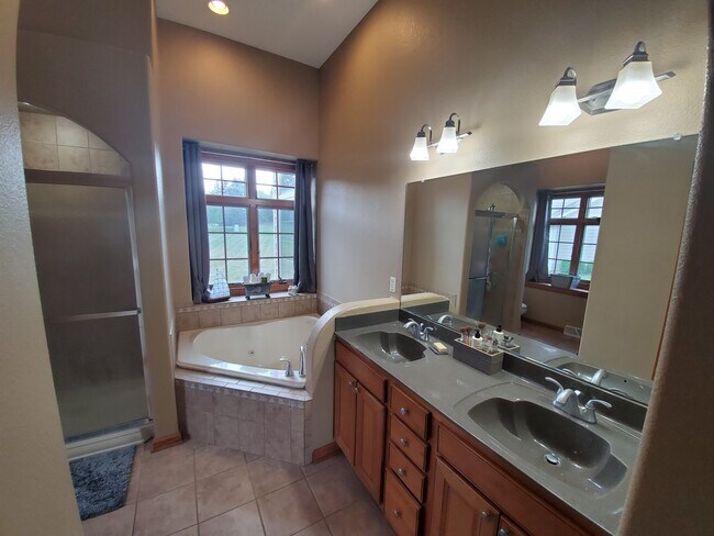 Building Photo - Menomonee Falls 4 bedroom