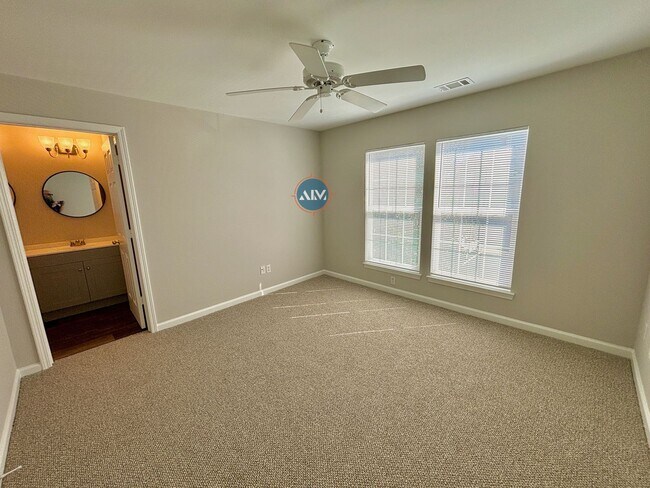 Building Photo - Modern 3-Bed Condo: Lovely Appliances, LVP...