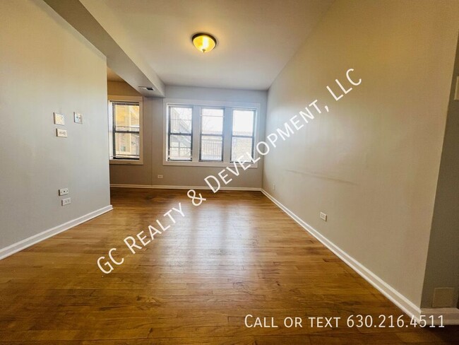 Building Photo - ***LOGAN SQUARE / 2 BDRM / SS APPL INCL / ...