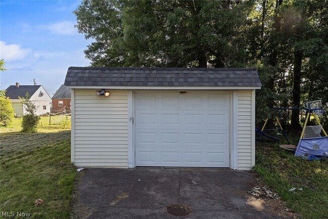 Building Photo - 866 E 209th St